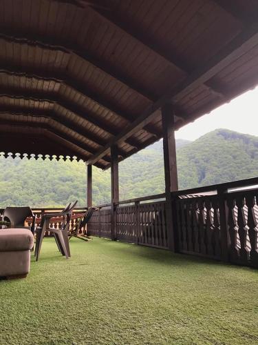 Pemandangan gunung umum atau pemandangan gunung yang diambil dari rumah percutian