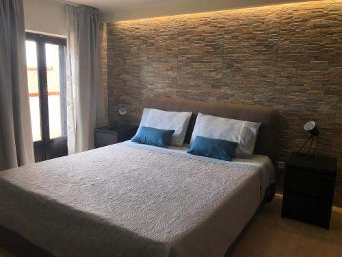 sypialnia z dużym łóżkiem z 2 niebieskimi poduszkami w obiekcie B&b Villa Eden w mieście Ortona