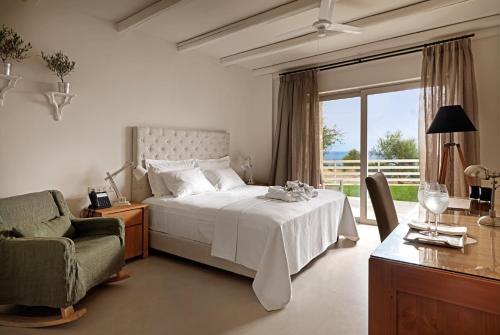 Postel nebo postele na pokoji v ubytování Camvillia Resort Messinia