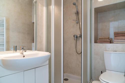 une salle de bain avec un lavabo, une douche et des toilettes dans l'établissement Top Floor Apartment Santa Barbara, à Nice