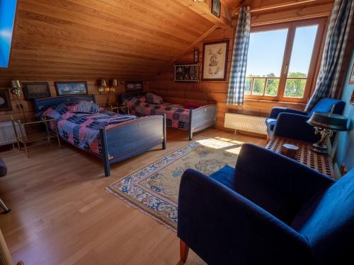 LohusaluにあるVilla Lohusalo I with Saunaのベッドルーム1室(ベッド2台付)、リビングルームが備わります。