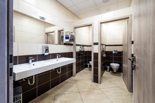 A bathroom at Hotel Zlechov