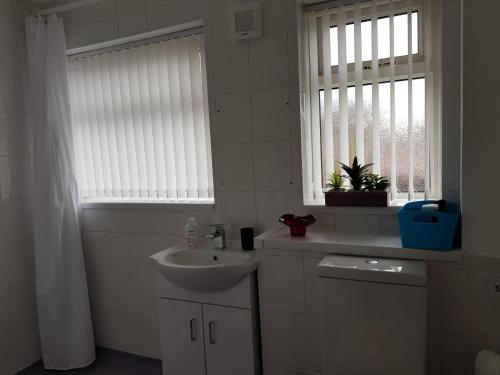 Zdjęcie z galerii obiektu Penllech House - Huku Kwetu Notts - 3 Bedroom Spacious Lovely and Cosy with a Free Parking- Affordable and Suitable to Group Business Travellers w Nottingham