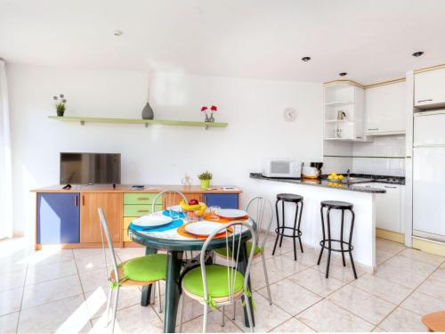 cocina con mesa y sillas en una habitación en Apartment Palmiers I-6 by Interhome, en Llançà