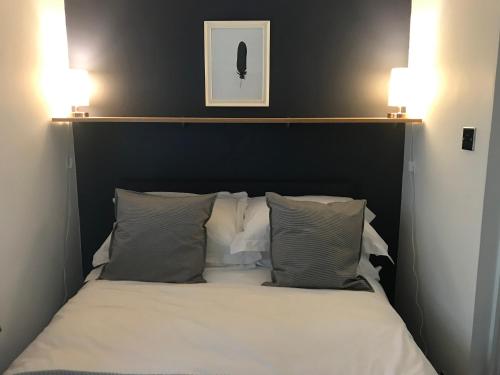 Кровать или кровати в номере 1 Saron Cottages
