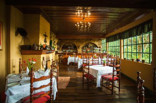 um restaurante com mesas e cadeiras num quarto em Posada Ingapirca em Ingapirca
