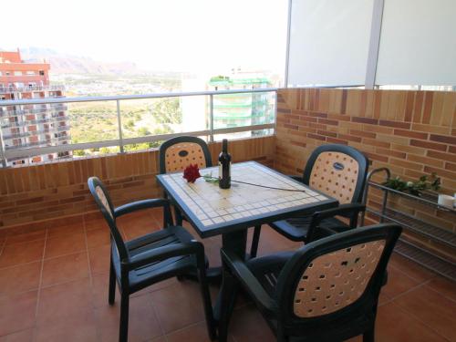 einen Tisch und Stühle auf einem Balkon mit Aussicht in der Unterkunft Apartment Torre Maestral by Interhome in Cala de Finestrat