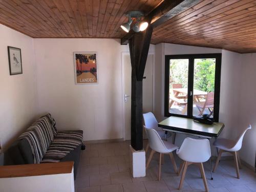 un salon avec une table, des chaises et un canapé dans l'établissement Villa Orcas, à Léon