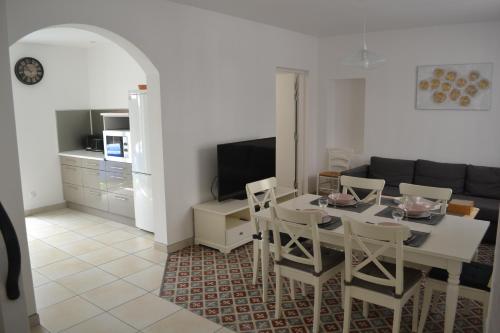 un salon avec une table, des chaises et un canapé dans l'établissement La Bulle familles Clim, wifi, airport shuttle,tout à pied, à Carcassonne