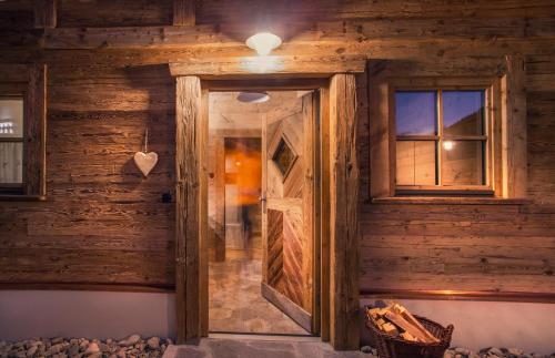 Фотография из галереи Alpin Chalets Oberjoch - Luxus Unterkunft mit privatem SPA und Zugang zu 3000 qm SPA Panoramahotel Oberjoch в городе Бад-Хинделанг