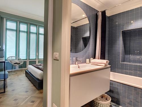 une salle de bain avec un lavabo, une baignoire et un lit dans l'établissement Nestor&Jeeves - LAGOON PROMENADE - Central - Sea front, à Nice