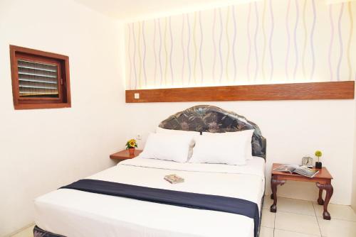 Ліжко або ліжка в номері Hotel Olympic Semarang by Sajiwa