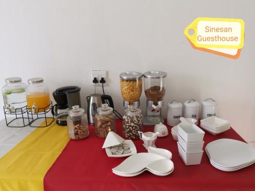 Sinesan Guesthouseにあるコーヒーまたはお茶