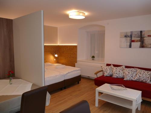 Habitación de hotel con cama y sofá en Gasthof Eisentor, en Losenstein