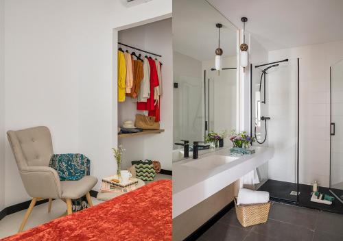 a bathroom with a sink and a shower and a chair at Feria Pool & Luxury in Seville