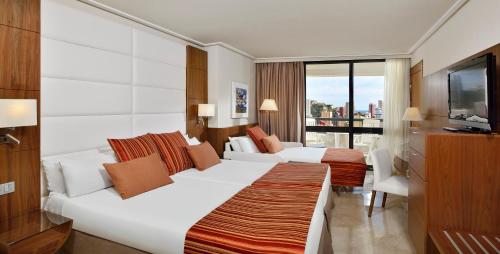 Ένα ή περισσότερα κρεβάτια σε δωμάτιο στο Melia Benidorm