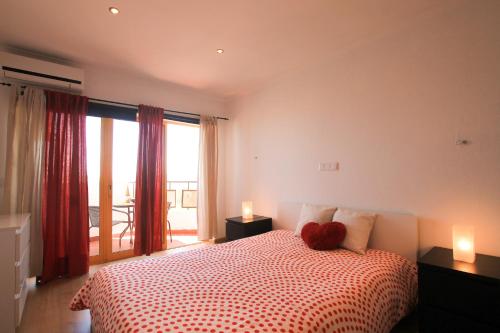 Casa2_Praia_Beach_House في بورتيماو: غرفة نوم مع سرير مع دمية دب عليها