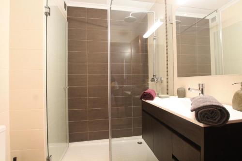 Casa2_Praia_Beach_House في بورتيماو: حمام مع دش وباب زجاجي