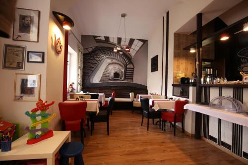 スフントゥ・ゲオルゲにあるPension Ferdinand Panzioのレストラン内のダイニングルーム(テーブル、椅子付)