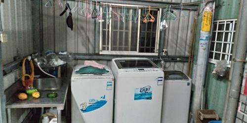 2 lavadoras en un cobertizo con ventana en 尚武民宿 台東縣民宿382號, en Dawu