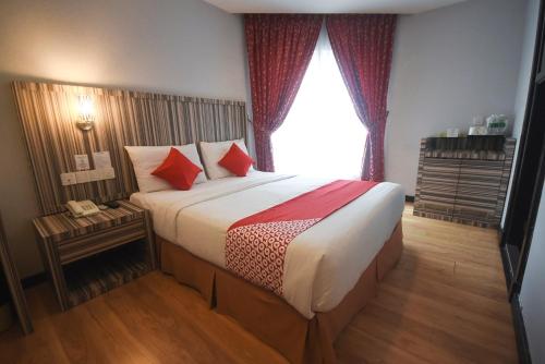 En eller flere senge i et værelse på Super OYO 985 Hotel Nur