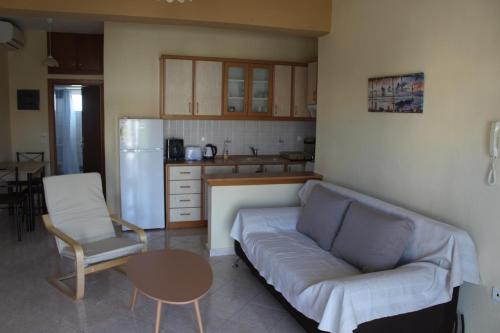 Area tempat duduk di Paralia Ofriniou GR sunrise apartments 3