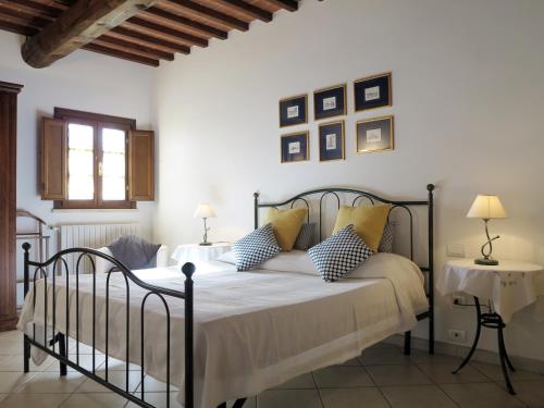 1 dormitorio con 1 cama con 2 mesas y 2 lámparas en La Scuola Di Furio Apartments, en Fucecchio