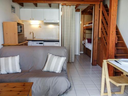 un soggiorno con divano e una cucina di Holiday Home La Coralline-3 by Interhome a Vaux-sur-Mer