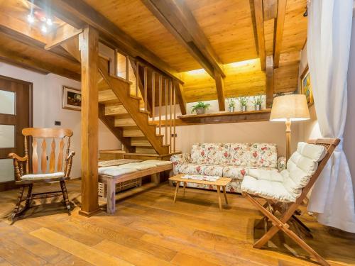 LičにあるChalet Lič by Interhomeのソファと階段のあるリビングルーム