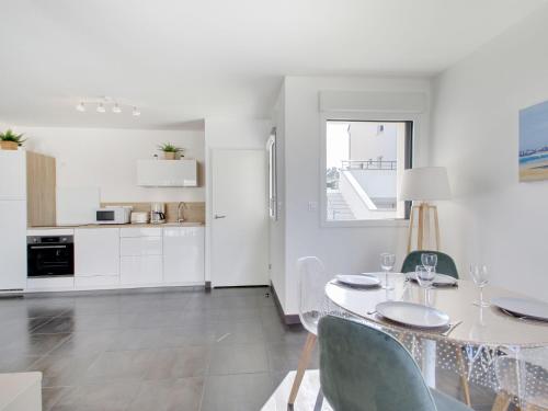 un salon blanc avec une table et des chaises dans l'établissement Apartment Domaine d'Augustin Apt B01 by Interhome, à Saint-Malo