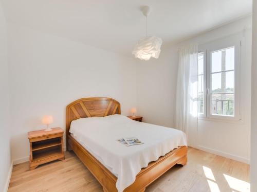 une chambre blanche avec un lit et une fenêtre dans l'établissement Villa Lolilé by Interhome, à Cogolin