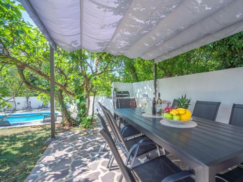 Bazén v ubytovaní Holiday Home Ivona by Interhome alebo v jeho blízkosti