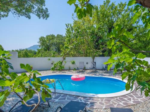 Bazén v ubytovaní Holiday Home Ivona by Interhome alebo v jeho blízkosti