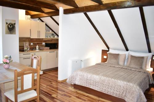 1 dormitorio con cama, escritorio y cocina en Plitvice Panta Rei en Lagos de Plitvice