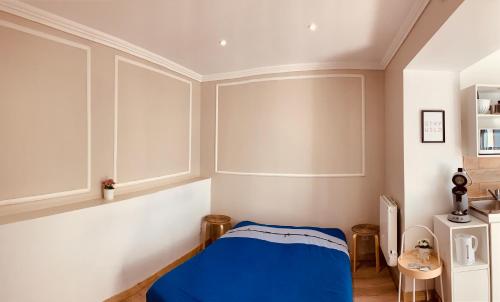 エクス・アン・プロヴァンスにあるMontclar Studioのベッドルーム1室(青いベッド1台付)
