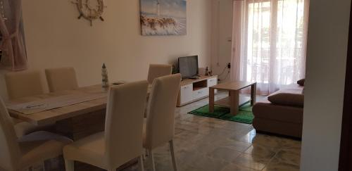 sala de estar con mesa y comedor en APARTMAN MASTER LUPI M&S en Vrboska