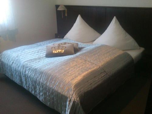 En eller flere senge i et værelse på Hotel Am Schiffshebewerk