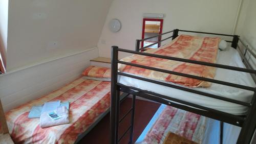 Poschodová posteľ alebo postele v izbe v ubytovaní FSC Flatford Mill Hostel