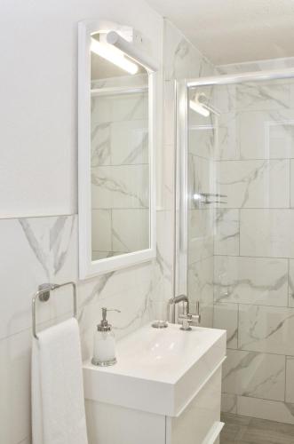  West Rock Villas -  Room  picture :   Tea/Coffee maker    Shower    Safety deposit box                           