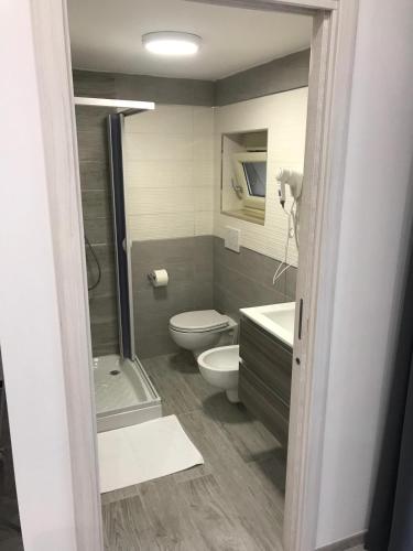 ein Bad mit einem WC, einer Dusche und einem Waschbecken in der Unterkunft La Maison - matrimoniale in Stornara