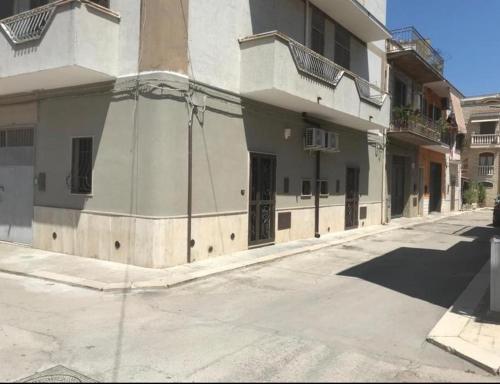 una calle vacía delante de un edificio en La Maison - matrimoniale en Stornara