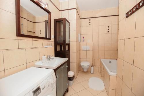 bagno con lavandino e servizi igienici di Green Kabaty Apartment 3 a Varsavia