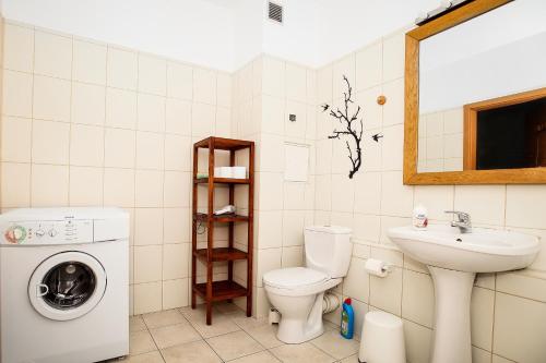 ワルシャワにあるGreen Kabaty Apartment 2のバスルーム(洗面台、洗濯機付)