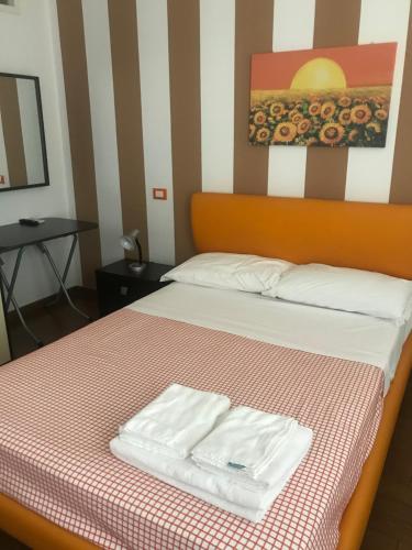 una camera d'albergo con un letto e due asciugamani di b&b Simpaty a Mondello