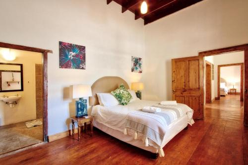 Un dormitorio con una cama grande en una habitación. en Morendat House, en Graaff-Reinet