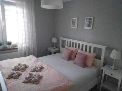 A bed or beds in a room at Apartament Julek klimatyzowany