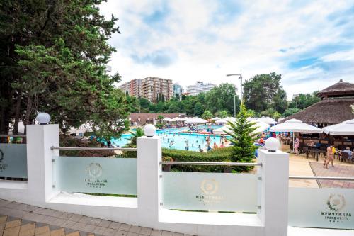 Bazén v ubytování Zhemchuzhina Grand Hotel nebo v jeho okolí