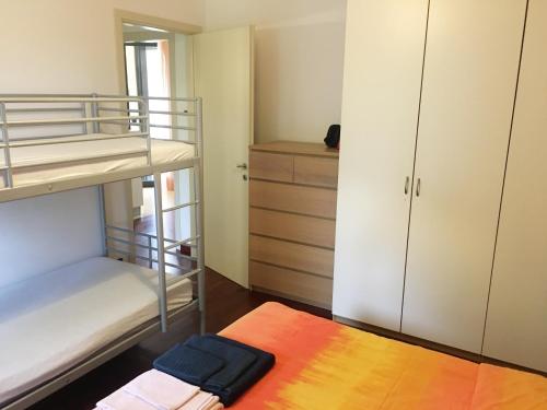 1 dormitorio con 2 literas y 1 cama en Casa Igea, en Bellaria-Igea Marina