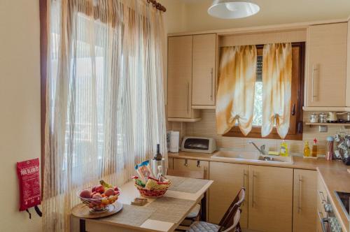 O bucătărie sau chicinetă la Family resort in Nea Vrasna