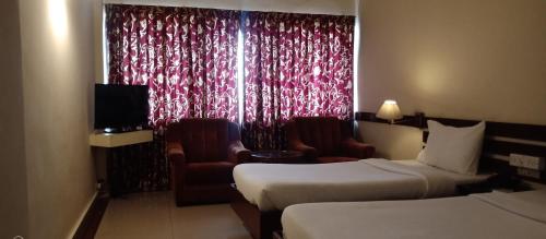 Hotel Poonja Internationalにあるベッド